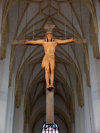 Kruzifix am Übergang vom Hauptschiff zum Chor