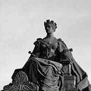 Steell's rooftop statue of Queen Victoria
