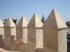 Dachzinnen mit Zeltdach am Torre del Oro in Sevilla