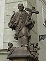 Statue des hl. Johannes von Nepomuk auf den Rathausstufen in Prag