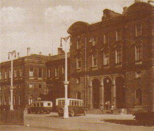 Stadtbusse am Hauptbahnhof, die den 1921 eingestellten Straßenbahnbetrieb ersetzten. 1926