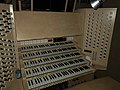 Klaviaturen und Registerzüge am Spieltisch der großen Orgel