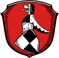 Stadt Langenzenn In Rot ein von Silber und Schwarz gevierter gelehnter Schild, bekrönt mit einem Kübelhelm; Helmzier: ein von Silber und Schwarz gevierter Brackenkopf, der unten zu einer silbernen und schwarzen Helmdecke ausgezogen ist.
