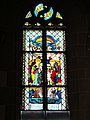 Glasfenster in der nördlichen Seitenkapelle, Kreuzigungsszene vermutlich von Hans Konberger
