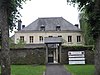 Huis van de commandant, ook wel bekend als huis van de provoost, gelegen tussen Boulevard Heynen en Champ Prévôt: gevels en daken en de muren van de ommuurde tuin