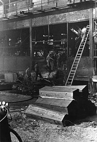 Bergungsarbeiten nach der Kesselwagenexplosion in der BASF am 28. Juli 1948 in Ludwigshafen