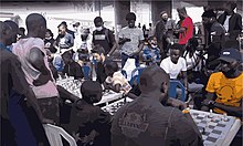 Jugendliche spielen Schach in Lagos