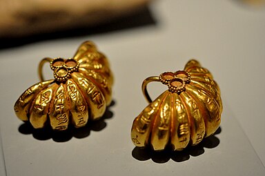 Sumerian earrings with cuneiform inscriptions, 2093–2046 BC, gold, Sulaymaniyah Museum, Sulaymaniyah, Iraq