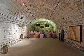 Zur Besichtigung durch Besucher hergerichtete Kasernenkasematte im Fort de Douaumont