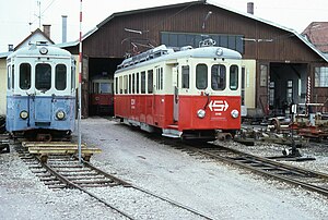 ET 23.105 der Traunseebahn im Depot Vorchdorf, links der als Ersatzteilspender dienende BDe 4/4 5