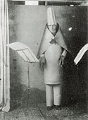 Hugo Ball bei der Vorstellung im Cabaret Voltaire, 1916