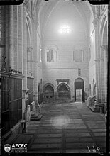 Interior view of the Old Cathedral, photo dated 1880–1926. Memòria Digital de Catalunya.