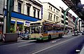 Wuppertal: Solinger Ober­leitungs­bus unter dem Trag­gerüst der Schwebebahn