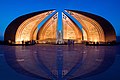 Blaue Stunde und Spiegelungen erzeugen Stimmung (Pakistan Monument)