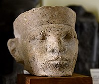 Limestone head of a king, its provenance is unknown and has no inscriptions (Petrie Museum, London)