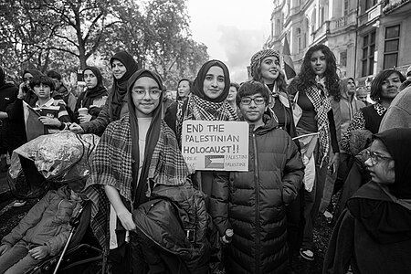Eine verbreitete Form des Antisemitismus ist die Gleichsetzung Israels mit dem NS-Regime. Plakat mit der Aufschrift „End the Palestinian Holocaust!! Free Palestine Free Palestine“, London, Oktober 2023