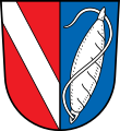 Gemeinde Marlesreuth Gespalten von Rot und Blau; vorne ein silberner Schrägbalken, hinten eine schräglinke, silbern bewickelte Spindel.[6]