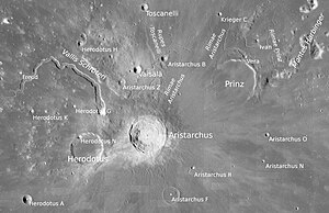 Krater Prinz mit Vera rechts oben (LROC-WAC)