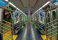 Innenraum eines 3,05 Meter breiten Fahrzeugs der Baureihe R211A der New York City Subway mit Längssitzen
