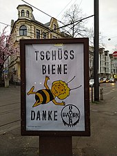 Foto einer Adbusting-Kampagne gegen die BAYER AG zeigt eine tote Biene Maja