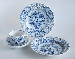 Meissen porcelain, with blue underglaze decoration on porcelain