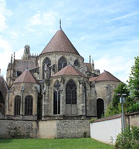 Hochchor rund schließend, Rund­bogen­fries, hoch­gotisch vergrößerte Fenster; Axial­kapelle poly­gonal, hoch­gotisch; Neben­kapellen 16. bzw. 18. Jh.