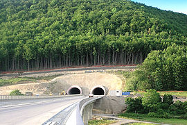 Tunnel Eichelberg Südportal, davor Talbrücke Jüchsen (2005 noch im Bau)