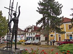 Town center promenade, monument to the "Unknown soldier"