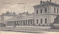 1891 verlängerte die Militärbahn ihre Strecke ins Stadtzentrum und erstellte 1898 das großzügige Aufnahms­gebäude Banjaluka-Stadt.