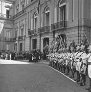 Emperor Pedro I's coffin arrives at the palace for exposition, 1972