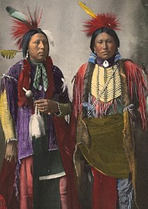 Kiowa mit einem Bündel Hermelinfelle (1898)