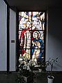 Das Kirchenfenster „Verkündigung an Maria“ entstand ca. 1955. Angefertigt wurde es von Günther Reul.