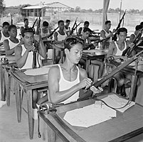 A class at the Suriname Police School in 1955, practice field-stripping