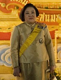 Princess Soamsavali wearing the "Chut Thai Amarin" (Thai: ชุดไทยอัมรินทร์