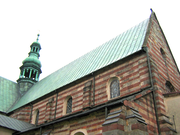 Zisterzienserkirche św. Floriana in Wąchock, Woj. Heiligkreuz, PL, Wände aus hellgrauen und roten Steinquadern
