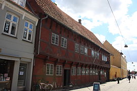 Køge Museum with the yellow painted town hall in the background