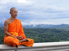 Buddhistischer Mönch beim Meditieren