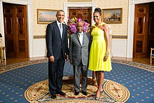 Thabane standing between the Obamas