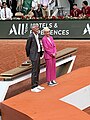 Chris Evert (68), Rekordsiegerin im Damen-Einzel (zuletzt bei den French Open 1986) und Gilles Moretton, Präsident der Fédération Française de Tennis; vor der Überreichung der Pokale an die French Open-Siegerin 2023 im Damen-Einzel, Iga Świątek und die Finalistin Karolína Muchová.