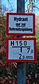 Hydrantenschild mit einem Hinweisschild in Friedberg (Hessen)