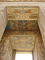 Bemalte Reliefs an Türrahmen und Decken in Medinet Habu. Zwölftes Jahrhundert v. Chr.