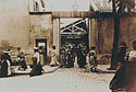 Szene aus Lumières Film „Arbeiter verlassen die Lumière-Werke“