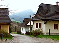 Traditionelle Fußwalmdächer slowakischer Berggebiete im zum Unesco-Welterbe erhobenen Dorf Vlkolínec