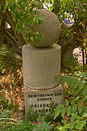 Das Fröbel-Denkmal im Fröbel-Kindergarten zu Mühlhausen/Thüringen zeigt die pädagogischen Grundformen