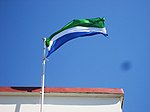 Livische Flagge am livischen Gemeindehaus in Mazirbe