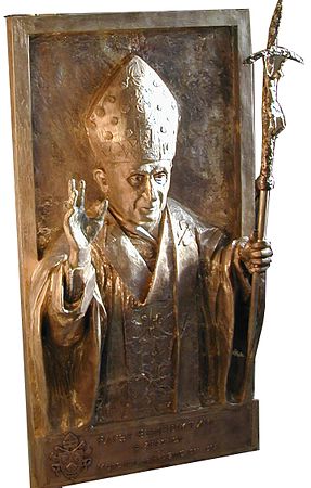 Bronzerelief von Papst Benedikt XVI. von Josef Alexander Henselmann am hinteren linken Pfeiler