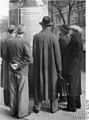 „Erlaß über die Bildung des deutschen Volkssturms“ an Berliner Litfaßsäule, 1944
