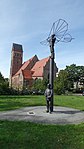 Denkmal von Eckhard Herrmann für die Brüder Lilienthal vor der Anklamer Marienkirche (wegen Hausneubau demontiert)