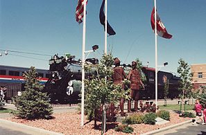 Havre railroad station and the sculpture "U.S. − Canada Friendship"