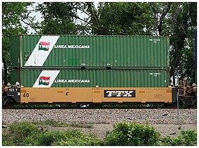 Transportación marítima mexicana (TMM)[19] containers on a double stack train car, 2008